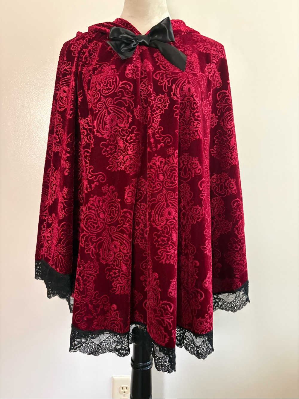 Spirit Halloween Red Velvet Burnout Cape Hooded Black Lace OS